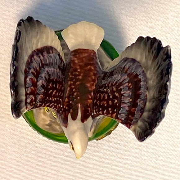 American Bald Eagle sits atop this hand painted porcelain keepsake box. - Picture 9 of 9